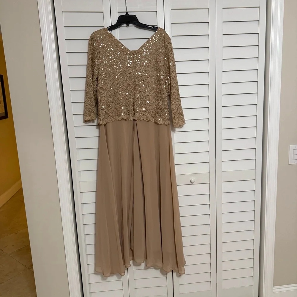 Roman’s Lace popover evening formal gown - Picture 5 of 7